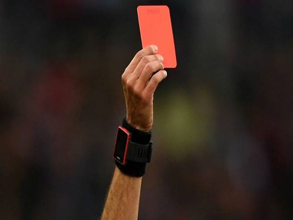 Cầu thủ dính thẻ đỏ buộc phải dừng thi đấu và rời sân lập tức
